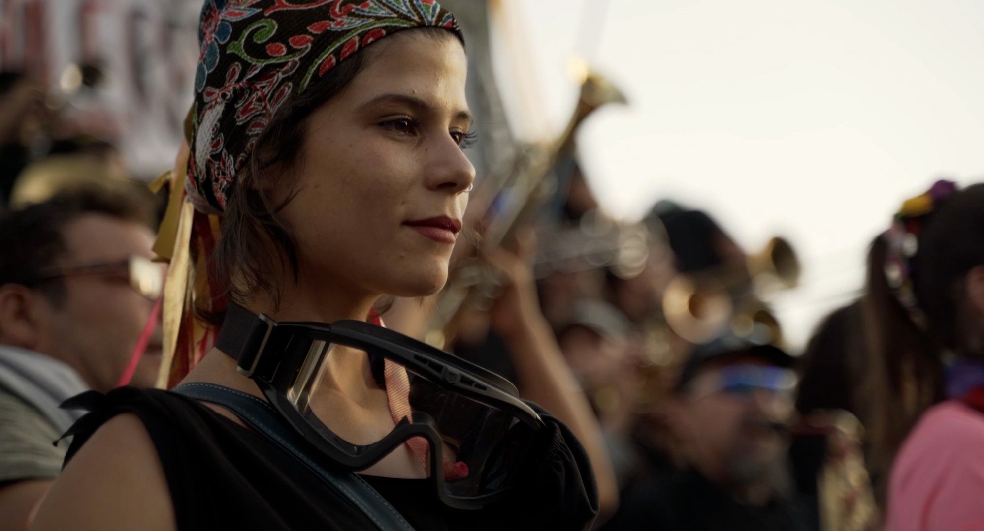Filmstill: Camila Cáceres bei einer Demonstration in Santiago de Chile